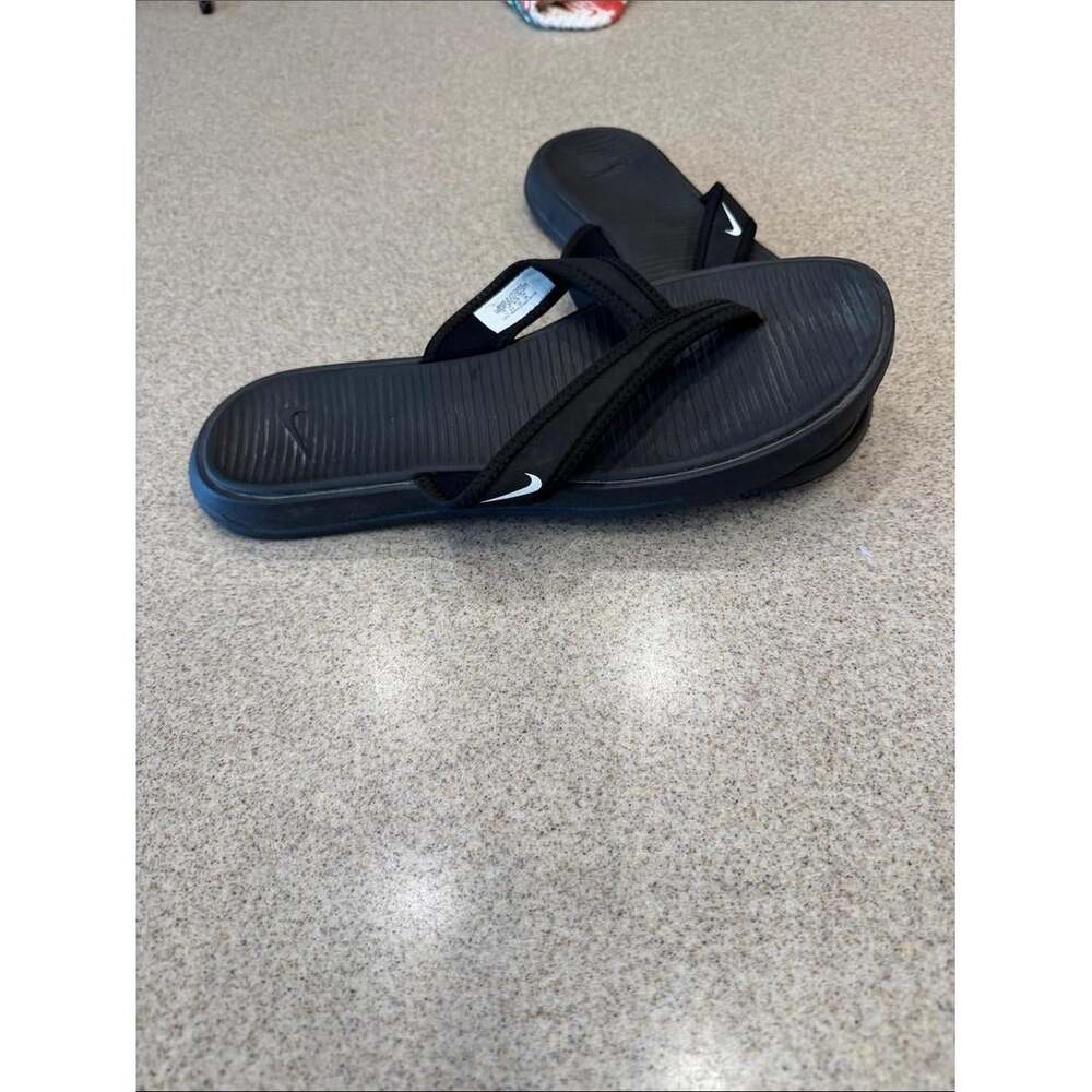 Nike Women's Black and White Flipflops - Picture 5 of 8